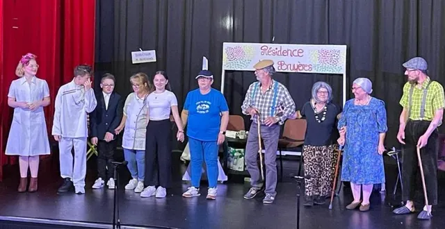 photo  les comédiens saluent le public une dernière fois.  &copy;  le maine libre 