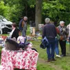 photo  beaucoup de monde au vide-greniers. 