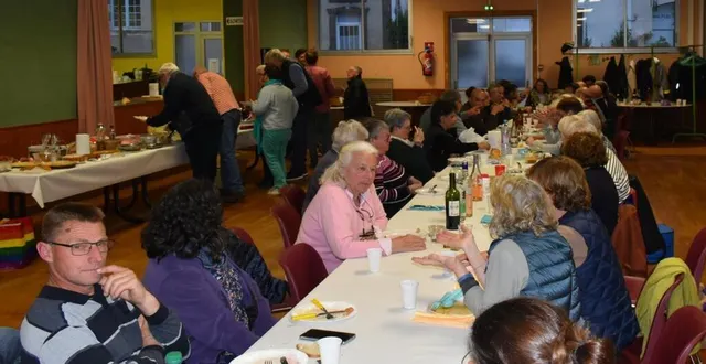 photo  les conservations allaient bon train tout au long de la soirée.  &copy;  le maine libre 