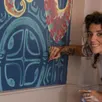 photo océane fouet artiste peintre polynésienne peint une fresque au restaurant la gare.