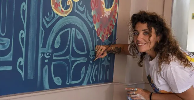 photo  océane fouet artiste peintre polynésienne peint une fresque au restaurant la gare.  &copy;  le maine libre 
