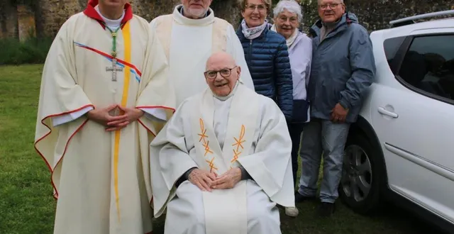 photo  le père marcel conte, entouré de jean-pierre vuillemin, évêque, jean-claude théotime, diacre, et de paroissiens  &copy;  le maine libre 