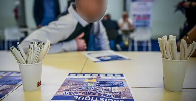 photo  florian, 42 ans, a fait le tour des stands pour récupérer des contacts de recruteurs pouvant lui offrir un emploi à sa sortie de prison.  &copy;  photo le maine libre – yvon loué 