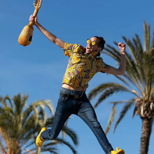 photo cumbia, swing, rumbas… jeyo propose une musique joyeuse et fédératrice.  ©  costimoiceanu