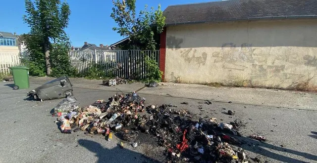 photo  les pompiers d’alençon sont intervenus dans la nuit de jeudi à vendredi pour un feu de poubelles, avenue de courteille.  &copy;  ouest-france 