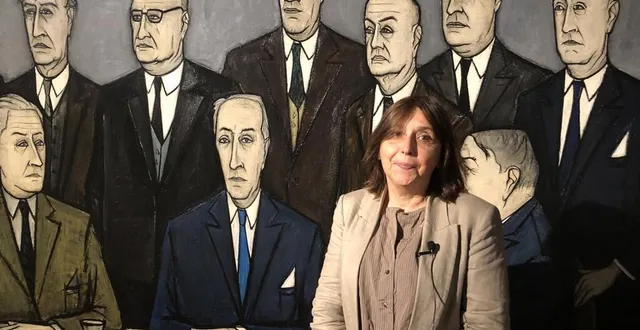photo  dominique gagneux, la directrice de l’exposition bernard buffet au musée d’art moderne de l’abbaye de fontevraud, devant l’imposante fresque représentant les jurys du prix goncourt.  &copy;  ouest france 