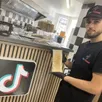 photo  enes celik, gérant du restaurant, a lié l’esthétique du réseau social tiktok à son établissement. 