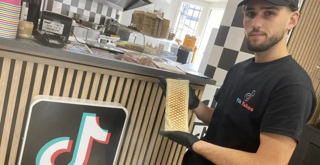 photo  enes celik, gérant du restaurant, a lié l’esthétique du réseau social tiktok à son établissement.  &copy;  ouest-france 