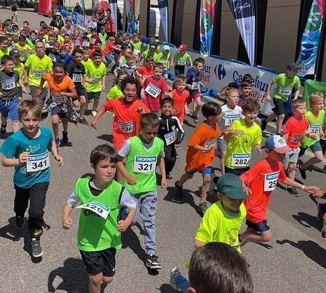 photo près de 700 scolaires ont pris le départ des courses proposées par la bayard argentan.  ©  ouest-france