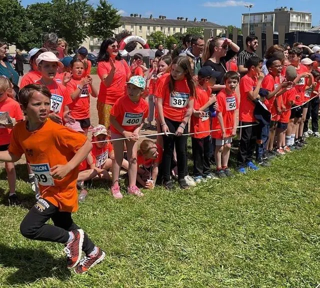 photo on donne de la voix pour encourager les copains et les copines de l’école, chaque établissement ayant une couleur de maillot différente.  ©  ouest-france