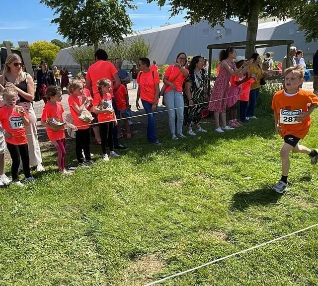 photo à l’ombre d’un arbre pour encourager les copains qui courent.  ©  ouest-france