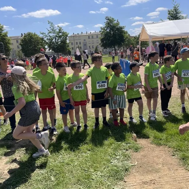 photo on encourage les copines de la classe !  ©  ouest-france