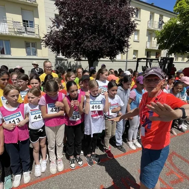 photo les dernières consignes avant le départ des jeunes filles.  ©  ouest-france