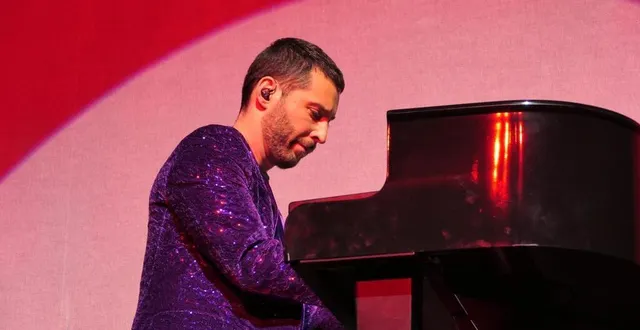 photo  antoine decrop qui a grandi à château-du-loir fait les premières parties de la tournée de michel sardou. il donnera un concert ce samedi à jupilles en forêt de bercé.  &copy;  le maine libre 