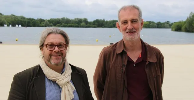 photo  pour la dixième fois cette année, jérôme legat, directeurs des services techniques et nicolas chauvin, adjoint à la maire de la flèche (sarthe) en charge de l’environnement, peuvent hisser le pavillon bleu au-dessus de la plage de la monnerie.  &copy;  ouest-france 