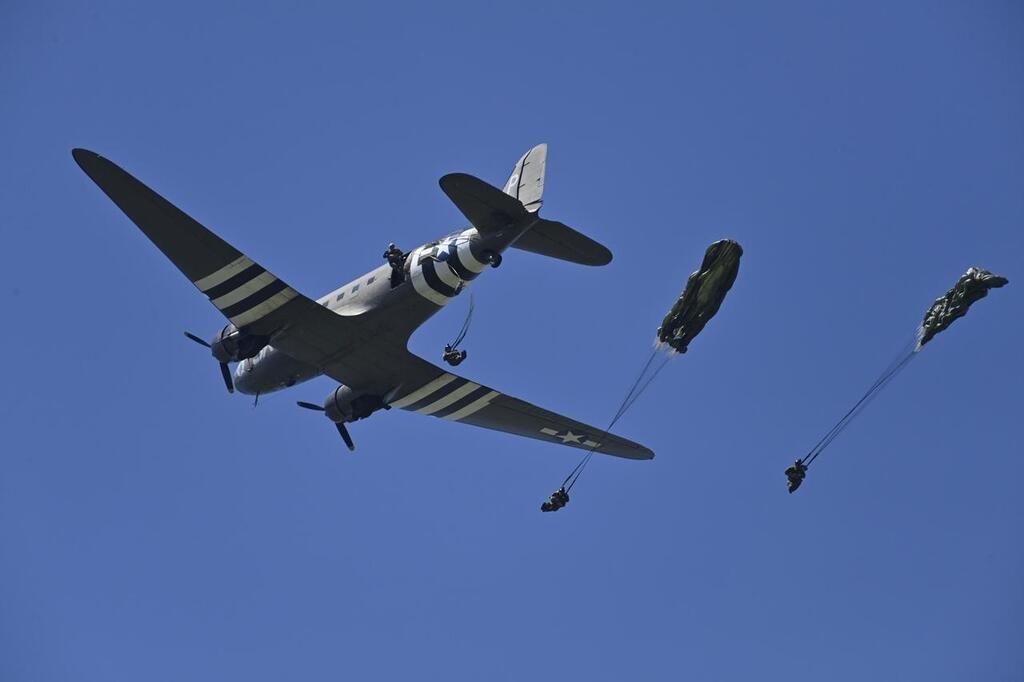 REPORTAGE. Pour l’anniversaire du D-Day, 300 parachutistes sautent ...