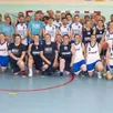 photo la famille de l’anille braye basket réunie au gymnase de courtanvaux pour célébrer les 30 ans du club.
