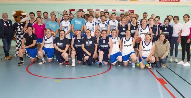 photo  la famille de l’anille braye basket réunie au gymnase de courtanvaux pour célébrer les 30 ans du club.  &copy;  le maine libre 