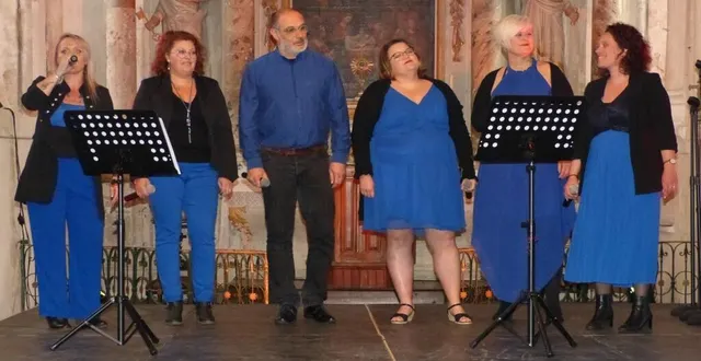 photo  les chanteurs de la troupe kalido ont interprété des chansons françaises et des tubes internationaux.  &copy;  le maine libre 