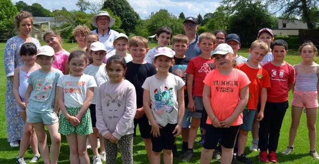 photo  une partie des élèves avec guy plu, marc brissault et une enseignante.  &copy;  le maine libre 