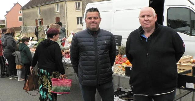 photo  ludovic bannon, conseiller municipal et patrick manuel, le maire, sont heureux du succès que rencontre le marché du dimanche matin.  &copy;  ouest-france 
