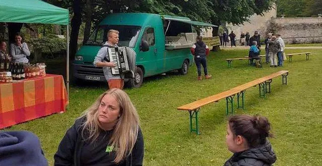 photo  dimanche dernier, au retour de la rando ferme, julien gourdin a accueilli les randonneurs en musique.  &copy;  ouest-france 