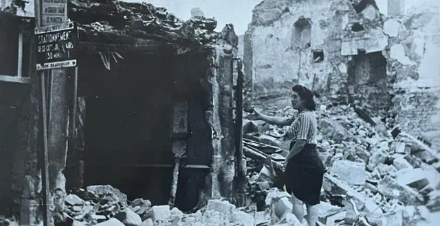 photo  la rue de la chaussée après les bombardements de l’été 1944.  &copy;  collection françois boscher 