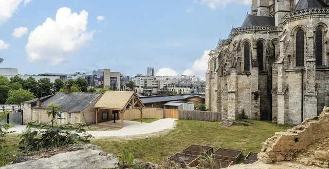 photo  les jardins de la cathédrale, dans lesquels se trouvait autrefois le palais épiscopal.  &copy;  ville le mans. 