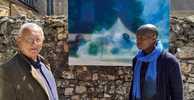 photo  à l’abbaye de l’épau, au mans (sarthe), l’artiste bernard reignier présente son travail de photographie dynamique à jonas missaye, qui lui a travaillé avec les collégiens sarthois.  &copy;  ouest-france 