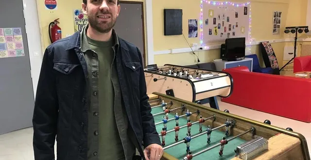 photo  thomas bauvais, coordinateur jeunesse du pays fléchois et animateur de profession, fin mai 2024 à l’espace gambetta, à la flèche.  &copy;  le maine libre 