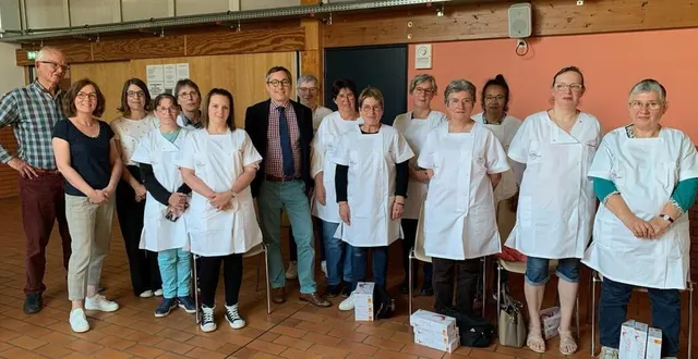 photo  les aides à domicile du secteur d’écommoy réunies autour du nouveau directeur laurent frénéhard.  &copy;  le maine libre 