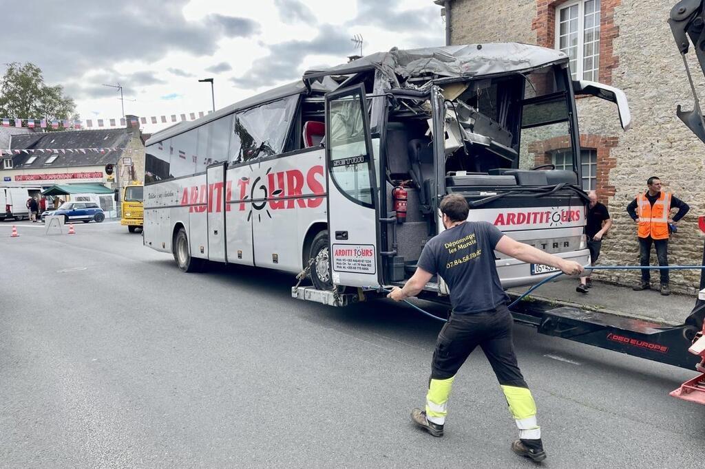 80 ans du Débarquement. Un bus de militaires américains s’encastre sous ...