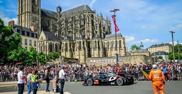 photo  des spectateurs ont attendu plusieurs heures pour avoir les meilleures places.  &copy;  photo le maine libre - yvon loué 