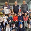 photo la société de boule de fort l’union de malicorne a accueilli une douzaine d’enfants de la garderie municipale pour une initiation à ce jeu. les enfants, de 3 à 10 ans, se sont émerveillés pendant deux heures des explications de daniel deforge, du président andré ferrand et du secrétaire serge lépine. à noter qu’une équipe junior de l’union se rendra en demi-finale régionale à la ménitré dans le maine-et-loire. elle est composée de lazare barbier et lylo rocher.