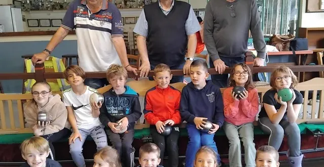 photo  la société de boule de fort l’union de malicorne a accueilli une douzaine d’enfants de la garderie municipale pour une initiation à ce jeu. les enfants, de 3 à 10 ans, se sont émerveillés pendant deux heures des explications de daniel deforge, du président andré ferrand et du secrétaire serge lépine. à noter qu’une équipe junior de l’union se rendra en demi-finale régionale à la ménitré dans le maine-et-loire. elle est composée de lazare barbier et lylo rocher.  &copy;  l’union 