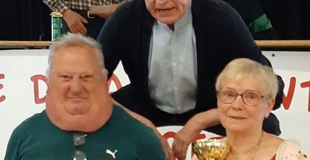 photo  les vainqueurs, jacky hanteville et annick david, avec le président de générationsmouvement cantonal, philippe carlach.  &copy;  le maine libre 