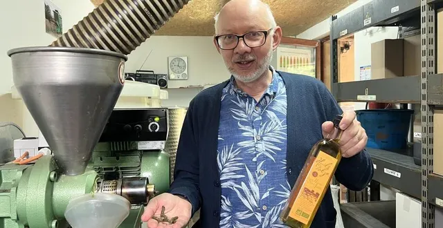 photo  jean-luc delêtre produit de l’huile de colza bio depuis 2005 en bouteilles de verre. le coproduit (le tourteau) est utilisé par les vaches laitières d’un voisin.  &copy;  yanne boloh 