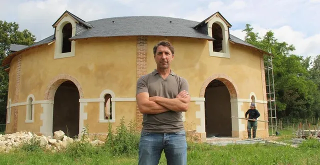 photo  thomas moussu, directeur technique de l’association cham (chantiers histoire et architecture médiévales) s’apprête à tourner la page du chantier de la jumenterie de malidor, au lude (sarthe), qu’il suit depuis maintenant quatre ans.  &copy;  ouest-france 