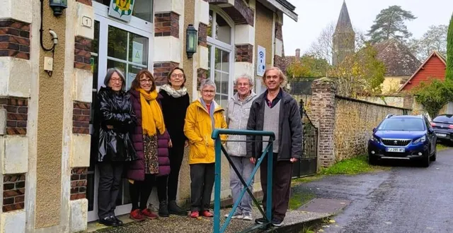 photo  le bureau de l’association ombres et lumières devant la salle des fêtes de l’hermitière.  &copy;  ouest-france 