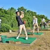 photo la trentaine de participants à cette soirée d’accueil ont pu s’initier sur le practice du golf de sablé-solesmes, jeudi 6 juin 2024.