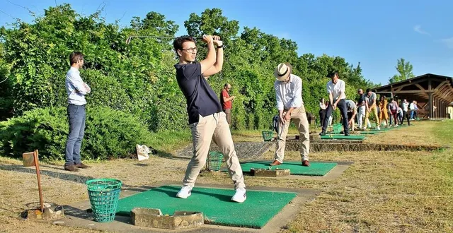 photo  la trentaine de participants à cette soirée d’accueil ont pu s’initier sur le practice du golf de sablé-solesmes, jeudi 6 juin 2024.  &copy;  ouest-france 