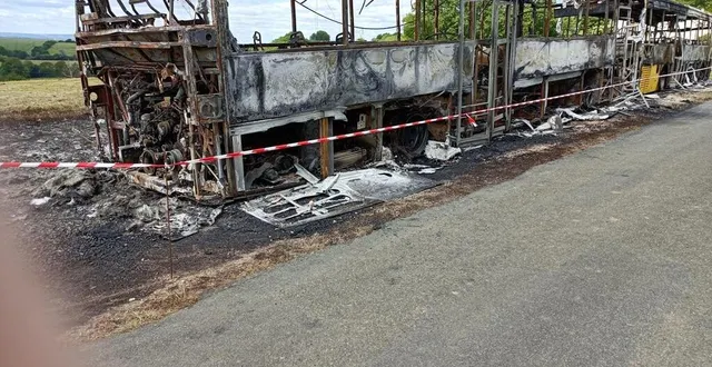 photo  deux bus scolaires ont pris feu, tôt dimanche, peu avant 2 h du matin, à livet-en-saosnois, dans le nord sarthe. ils ont été entièrement détruits par les flammes.  &copy;  ouest-france 