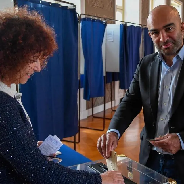 photo arash saeidi (lfi) en train de voter à angers ce dimanche 9 juin.  ©  co - laurent combet