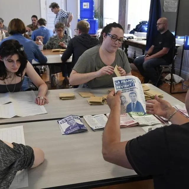 photo à la mairie d’angers, pendant le dépouillement.  ©  co - laurent combet