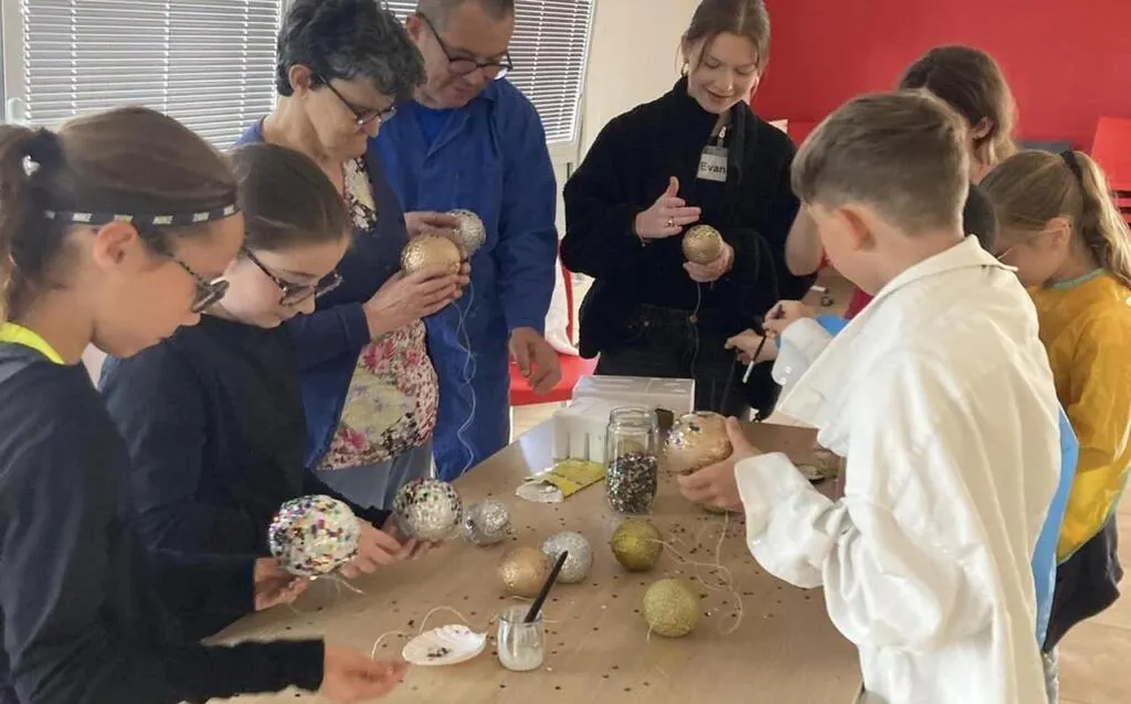 TreizeSeptiers. Moment de partage entre CM2 et résidents du Bois de l