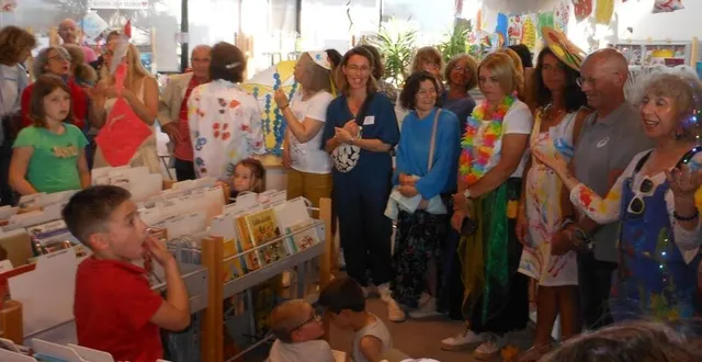 photo  véronique rabaud, william viéron, l’adjoint à l’enfance et des assistantes maternelles lors du vernissage de l’exposition.  &copy;  co 