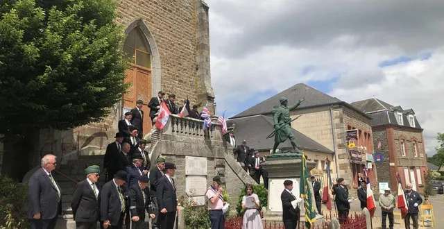 photo  les cinquante membres des sherwood rangers, se sont installés devant l’église.  &copy;  ouest-france 