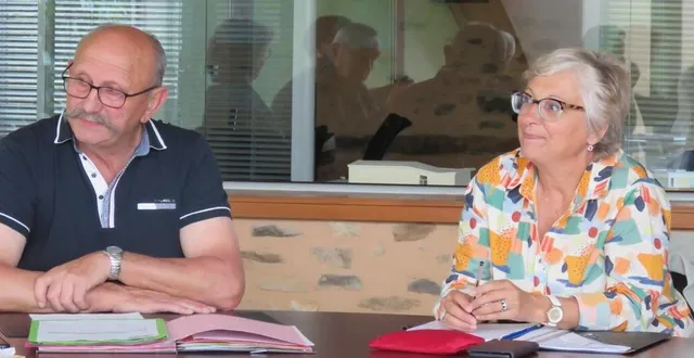 photo  jacky marchand, maire de trangé et catherine blanchet, adjointe, lors du dernier conseil municipal.  &copy;  le maine libre 