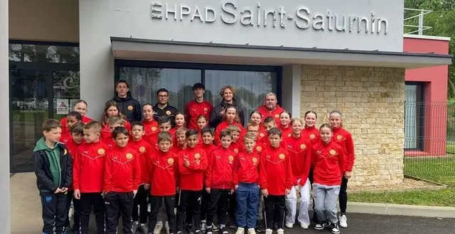 photo  une des actions phares du programme, c’est le passage à l’ehpad de saint-saturnin pour les jeunes du club.  &copy;  fcssm 