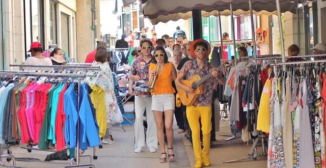 photo  l’artiste jeyo et ses deux musiciens ont déambulé entre la place du champ-de-foire et la rue de l’île, dimanche après-midi, pour égayer le déballage des commerçants.  &copy;  ouest-france 